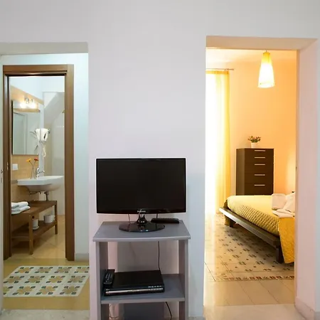 The Flowered Courtyard Srl Apartamento